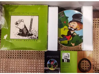 LOTE 268 - 01 RARO PRATO DE COLECIONADOR DE EDIÇÃO LIMITADA APRESENTA O ICÔNICO PERSONAGEM RED SKELETON, "ASSINADO À MÃO" FREDDIE, JOGANDO GOLFE "FREDDIE ON THE GREEN"  COM 21 CM DE DIÂMETRO, PEÇA  VINTAGE FOI FABRICADA NOS ESTADOS UNIDOS DURANTE A DÉCADA DE 1980 E ESTÁ EM EXCELENTES CONDIÇÕES. PERFEITA PARA QUALQUER ENTUSIASTA DO RED SKELETON, ITEM DE COLECIONADOR, ESTA PEÇA DECORATIVA ADICIONARÁ UM TOQUE DE HUMOR E NOSTALGIA A QUALQUER COLEÇÃO.  ITEM ÚNICO E DIFÍCIL DE ENCONTRAR, UNICO NOBRASIL APENAS 10 MIL PRATOS LANÇADOS NOS EUA. PRATO DE Nº 3597/10.000. ITEM COMPRADO EM GARAGEM DE ANTIGUIDADES NOS EUA. SUPORTE PARA PRATO NÃO INCLUÍDO NESTA VENDA. (NO ESTADO) ATENÇÃO! FAZER A VISITAÇÃO ANTES DE ARREMATAR, NÃO SABEMOS SE FUNCIONA, LEILÃO NÃO TEM GARANTIA E NEM DEVOLUÇÃO, SUJEITO A POSSÍVEIS AVARIAS VISÍVEIS/OCULTAS E/OU AUSÊNCIA DE COMPONENTES.