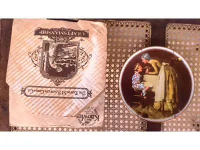 LOTE 320 - 01 RARO PRATO COLECIONÁVEL UMAS DAS PRIMEIRAS OBRAS DE NORMAN, COM 19,5 CM DE DIÂMETRO COM A OBRA "TAKE YOUR MEDICINE", "EM PORTUGUES TOME SEU REMEDIO" DE TOM SAWYER, DE NORMAN ROCKWELL, DE 1977, É UM ITEM MUITO PROCURADO POR QUALQUER COLECIONADOR ÁVIDO DE PEÇAS DECORATIVAS. FEITO NA DÉCADA DE 70,"CROWN BAVARIA ALEMANHA" ESTE PRATO É UMA VERDADEIRA JÓIA PARA QUEM BUSCA AUMENTAR SUA COLEÇÃO DE PRATOS COLECIONÁVEIS. EDIÇAO LIMITADA NA EPODA DE LANÇAMENTO COM SUAS CORES VIBRANTES E DESIGN INTRINCADO, CERTAMENTE CHAMARÁ A ATENÇÃO DE QUALQUER ADMIRADOR DA OBRA DE NORMAN ROCKWELL.EM EXCELENTE ESTADO. O SUPORTE DO PRATO NÃO ESTÁ INCLUÍDO. PEÇA COMPRADA EM GARAGEM DE ANTIGUIDADES NOS EUA. SUPORTE PARA PRATO NÃO INCLUÍDO NESTA VENDA. (NO ESTADO) ATENÇÃO! FAZER A VISITAÇÃO ANTES DE ARREMATAR, NÃO SABEMOS SE FUNCIONA, LEILÃO NÃO TEM GARANTIA E NEM DEVOLUÇÃO, SUJEITO A POSSÍVEIS AVARIAS VISÍVEIS/OCULTAS E/OU AUSÊNCIA DE COMPONENTES.