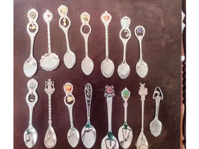 LOTE 186 - 01 LOTE COM 32 COLHERES ANTIGAS DE DIVERSOS PAÍSES E DATAS  COLHERES DE SOUVENIR, PRATEADAS E BANHADAS A PRATA. TODAS EM BOM ESTADO. PRECISAM DE UM BOM POLIMENTO E PODEM APRESENTAR PEQUENOS ARRANHÕES NA SUPERFÍCIE. COMPRADAS EM LOJAS DE ANTIGUIDADES DOS EUA. (NO ESTADO) ATENÇÃO! FAZER A VISITAÇÃO ANTES DE ARREMATAR, NÃO SABEMOS SE FUNCIONA, LEILÃO NÃO TEM GARANTIA E NEM DEVOLUÇÃO, SUJEITO A POSSÍVEIS AVARIAS VISÍVEIS/OCULTAS E/OU AUSÊNCIA DE COMPONENTES.