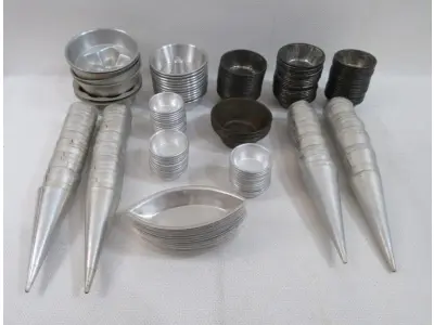 232 FORMINHAS PARA EMPADAS, SALGADOS E DOCES EM ALUMÍNIO DE DIVERSOS MODELOS E TAMANHOS. (NO ESTADO) ATENÇÃO! FAZER A VISITAÇÃO ANTES DE ARREMATAR, NÃO SABEMOS SE FUNCIONA, LEILÃO NÃO TEM GARANTIA E NEM DEVOLUÇÃO, SUJEITO A POSSÍVEIS AVARIAS VISÍVEIS/OCULTAS E/OU AUSÊNCIA DE COMPONENTES.