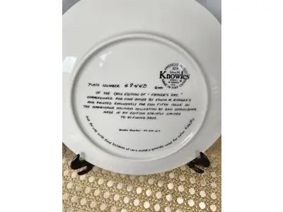 LOTE 143 - 01 RARO PRATO DE NORMAM ROCKWELL DE PORCELANA DE COLECIONADOR EDWIN KNOWLES, NUMERADA, DE 1982, DE DON SPAULDING, CHAMA-SE "DIA DOS PAIS". MEDE 21,5 CM DE DIÂMETRO. NÃO APRESENTA LASCAS, RACHADURAS OU REPAROS, LANÇADO EM 1986. APROVADO PELA FAMÍLIA ROCKWELL E SOCIEDADE DA AMÉRICA E PRODUZIDO PELA KNOWLES CHINA. PRODUZIDO EM EDIÇÃO LIMITADA A 90 DIAS DE PRODUÇÃO. NUMERADO ​​E ASSINADO. TEM 21,5 CM DE LARGURA E ESTÁ EM EXCELENTE ESTADO. ACOMPANHA CAIXA ORIGINAL E CERTIFICADO DE AUTENTICIDADE. PRATO DE NÚMERO 4944D  PEÇA COMPRADA EM GARAGEM DE ANTIGUIDADES NOS EUA. SUPORTE PARA PRATO NÃO INCLUÍDO NESTA VENDA. (NO ESTADO) ATENÇÃO! FAZER A VISITAÇÃO ANTES DE ARREMATAR, NÃO SABEMOS SE FUNCIONA, LEILÃO NÃO TEM GARANTIA E NEM DEVOLUÇÃO, SUJEITO A POSSÍVEIS AVARIAS VISÍVEIS/OCULTAS E/OU AUSÊNCIA DE COMPONENTES.
