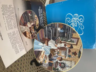 LOTE 302 - 01 PRATO COLECIONÁVEL KERN 1980 O NATAL DE ONTEM "MAKIG CHISTMAS GOODIES" EM PORTUGUES "FAZENDO GULOSEIMAS DE NATAL". EDIÇÃO LIMITADA Nº 67/5000. KERN COLLECTIBLES. FABRICADO NOS EUA. ESTE PRATO SE CHAMA MAKING CHRISTMAS COOKIES. DA SÉRIE CHRISTMAS OF YESTERDAY. NA CAIXA ORIGINAL COM CERTIFICADO "CHRISTMAS CALL" DO ARTISTA MARVIN NYE, ANO 1980, NA CAIXA ORIGINAL, COLEÇÃO KERN,PEÇA COMPRADA EM GARAGEM DE ANTIGUIDADES NOS EUA. SUPORTE PARA PRATO NÃO INCLUÍDO NESTA VENDA. (NO ESTADO) ATENÇÃO! FAZER A VISITAÇÃO ANTES DE ARREMATAR, NÃO SABEMOS SE FUNCIONA, LEILÃO NÃO TEM GARANTIA E NEM DEVOLUÇÃO, SUJEITO A POSSÍVEIS AVARIAS VISÍVEIS/OCULTAS E/OU AUSÊNCIA DE COMPONENTES.