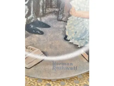 LOTE 167 - 01 PRATO VINTAGE NORMAN ROCKWELL DE 1984. INTITULA-SE "THE STORYTELLER" (O CONTADOR DE HISTÓRIAS). É FEITO EM PORCELANA FINA KNOWLES. É O OITAVO DA COLEÇÃO ROCKWELL HERITAGE. FABRICADO EM EDIÇÃO LIMITADA, PERMANENTEMENTE FECHADO EM 1984 PELA KNOWLES E CERTIFICADO COMO UM "VERDADEIRO CLÁSSICO ROCKWELL" PELA ROCKWELL SOCIETY OF AMERICA. É MARCADO COM O NÚMERO BRADEX 84-R70-3.8. É MARCADO COM O NÚMERO DE PLACA C 8167O.SUPORTE DO PRATO NÃO ESTÁ INCLUÍDO. ITEM COMPRADO EM GARAGENS DE ANTIGUIDADES NOS EUA. (NO ESTADO) ATENÇÃO! FAZER A VISITAÇÃO ANTES DE ARREMATAR, NÃO SABEMOS SE FUNCIONA, LEILÃO NÃO TEM GARANTIA E NEM DEVOLUÇÃO, SUJEITO A POSSÍVEIS AVARIAS VISÍVEIS/OCULTAS E/OU AUSÊNCIA DE COMPONENTES.