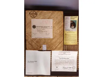 LOTE 195 - 01 PRATO DE COLECIONADOR DE EDIÇÃO LIMITADA APRESENTA A ICÔNICA OBRA DE ARTE DE NORMAN ROCKWELL INTITULADA "THE BIRTHDAY WISH". O PRATO É FEITO DE PORCELANA E TEM 21,5 CM DE DIÂMETRO COM BORDA DOURADA. ACOMPANHA CAIXA ORIGINAL, FOLHETO E CERTIFICADO DE AUTENTICIDADE E NOTA DE COMPRA E DATADA EM 10/16/1984, TORNANDO-SE UM ÓTIMO COMPLEMENTO PARA QUALQUER COLEÇÃO. O PRATO FOI FABRICADO NOS ESTADOS UNIDOS NA DÉCADA DE 1980 E É CONSIDERADO UM ITEM VINTAGE. ALÉM DE SUA IMPORTÂNCIA CULTURAL COMO ITEM COLECIONÁVEL AMERICANO, ESTE PRATO TAMBÉM OSTENTA DIVERSAS CARACTERÍSTICAS, INCLUINDO O STATUS DE EDIÇÃO LIMITADA E A INCLUSÃO DA EMBALAGEM E DOCUMENTAÇÃO ORIGINAIS. É PERFEITO PARA QUALQUER OCASIÃO E UM ÓTIMO PRESENTE PARA QUALQUER COLECIONADOR OU ENTUSIASTA.COMPRADAS EM LOJAS DE ANTIGUIDADES DOS EUA.O SUPORTE DO PRATO NÃO ESTÁ INCLUÍDO. (NO ESTADO) ATENÇÃO! FAZER A VISITAÇÃO ANTES DE ARREMATAR, NÃO SABEMOS SE FUNCIONA, LEILÃO NÃO TEM GARANTIA E NEM DEVOLUÇÃO, SUJEITO A POSSÍVEIS AVARIAS VISÍVEIS/OCULTAS E/OU AUSÊNCIA DE COMPONENTES.