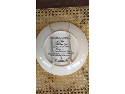 LOTE 153 - 01 LINDO PRATO COLECIONÁVEL NANCY TURNER "MICHAEL'S MIRACLE" EDIÇÃO LIMITADA STRATFORD Nº 5921, ÓTIMO PARA COLEÇÃO. EDIÇÃO LIMITADA, ALTAMENTE COLECIONÁVEL E NUMERADA. EXCELENTE ESTADO DE CONSERVAÇÃO. ESTE PRATO VINTAGE "MILAGROSO DE MICHAEL" É DA SÉRIE INFANTIL DA ARTISTA NANCY TURNER, FEITO EM 1982. É O PRIMEIRO PRATO DA SÉRIE. ACOMPANHA CERTIFICADO, CAIXA ORIGINAL E DOCUMENTAÇÃO. É UMA PRIMEIRA EDIÇÃO COM O NÚMERO 5921. O PRATO TEM 21,8 CM DE DIÂMETRO. O PRATO FOI FEITO PELA STRATFORD LTD, PORCELANA FINA.  ITEM COMPRADO EM GARAGENS DE ANTIGUIDADES NOS EUA. SUPORTE PARA PRATO NÃO INCLUÍDO NESTA VENDA. (NO ESTADO) ATENÇÃO! FAZER A VISITAÇÃO ANTES DE ARREMATAR, NÃO SABEMOS SE FUNCIONA, LEILÃO NÃO TEM GARANTIA E NEM DEVOLUÇÃO, SUJEITO A POSSÍVEIS AVARIAS VISÍVEIS/OCULTAS E/OU AUSÊNCIA DE COMPONENTES.