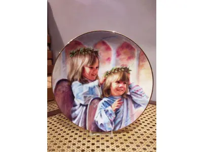 LOTE 308 - 01 RARO PRATO DA COLEÇÃO HAMILTON - A ORAÇÃO DO SENHOR "VENHA O TEU REINO" 2ª EDIÇÃO PRATO/1986, CARIMBA, TRADICIONAL, PORCELANA FINA, ALTO BRILHO, CARIMBADA E NUMERADA NO VERSO. MEDE 21,8 CM DE DIÂMETRO, VÁRIAS CORES COM 2 MENINAS VESTIDAS DE ANJOS COM AURÉOLAS. COM CAIXA ORIGINAL E CERTIFICADO DE AUTENTICIDADE, PRATO DE NUMERO  030IL LIMITADO A 10 DIAS DE VENDAS E LOGO EM SEGUIDA FOI ENCERRADAS AS VCENDAS NOS EUAS NO ANO DE 1986.EM EXCELENTE ESTADO, POSSUI A CAIXA ORIGINAL E OS DOCUMENTOS. O SUPORTE DO PRATO NÃO ESTÁ INCLUÍDO. PEÇA COMPRADA EM GARAGEM DE ANTIGUIDADES NOS EUA. SUPORTE PARA PRATO NÃO INCLUÍDO NESTA VENDA. (NO ESTADO) ATENÇÃO! FAZER A VISITAÇÃO ANTES DE ARREMATAR, NÃO SABEMOS SE FUNCIONA, LEILÃO NÃO TEM GARANTIA E NEM DEVOLUÇÃO, SUJEITO A POSSÍVEIS AVARIAS VISÍVEIS/OCULTAS E/OU AUSÊNCIA DE COMPONENTES.