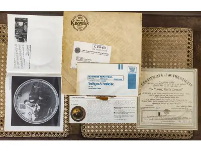 LOTE 185 - 01 PRATO SONHO DE UM JOVEM, QUINTO NA SÉRIE ROCKWELL AMERICAN DREAM, PRATO DE EXPOSIÇÃO VINTAGE, 1986,PLACA DA EDWIN KNOWLES CHINA COMPANY, NÚMERO 14027B  GUARDADO A ANOS.CAIXA ORIGINAL + CERTIFICADO DE AUTORIZAÇÃO + BROCHURA INFORMATIVA PARA ESTA PLACA DE COLECIONADOR DA SÉRIE DE PLACAS DA COLEÇÃO ROCKWELL'S AMERICAN DREAM (BRADFORD EXCHANGE) DO ARTISTA NORMAN ROCKWELL. THE EDWARD M. KNOWLES CHINA COMPANY. ROCKWELL SOCIETY OF AMERICA. AS EDIÇÕES FORAM LIMITADAS A UM MÁXIMO DE 150 DIAS DE QUEIMA. A PLACA ESTÁ EM PERFEITAS CONDIÇÕES, SEM USO E SEM EXPOSIÇÃO. COM  21 CM DE DIÂMETRO. 1986. BRADEX Nº 84-R70-7.5 ARTISTA: NORMAN ROCKWELL. ITEM COMPRADO EM GARAGENS DOS EUA. COM CERTIFICADO DE AUTENTICIDADE E SELO DE ORIGINALIDADE NO PRATO.O SUPORTE DO PRATO NÃO ESTÁ INCLUÍDO. (NO ESTADO) ATENÇÃO! FAZER A VISITAÇÃO ANTES DE ARREMATAR, NÃO SABEMOS SE FUNCIONA, LEILÃO NÃO TEM GARANTIA E NEM DEVOLUÇÃO, SUJEITO A POSSÍVEIS AVARIAS VISÍVEIS/OCULTAS E/OU AUSÊNCIA DE COMPONENTES.