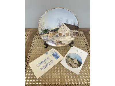 LOTE 287 - 01 RARO PRATO PORCELANA FRANCISCANA DA HISTORIC PROVIDENCE MINT WORLD PREMIER FIRST EDITION, DE 1983, DA SÉRIE THE VANISHING AMERICAN BARN, DA HARRIS HIEN, A SEGUNDA EDIÇÃO DA SÉRIE, INTITULADA "BUCKS COUNTY BARN". O PRATO APRESENTA UMA REPRESENTAÇÃO ÚNICA, DETALHADA E COLORIDA DE UM TIPO DE CELEIRO AMERICANO, SITUADO EM UM CENÁRIO DE FAZENDA DE DIFERENTES REGIÕES DO PAÍS, COM DETALHES DOURADOS NA BORDA. ESTAMPADAS NA PARTE INFERIOR COM O NOME DA SÉRIE, TÍTULO, ASSINATURA IMPRESSA DO ARTISTA E A MARCA THE HISTORIC PROVIDENCE MINT, E MEDEM APROXIMADAMENTE 21,8 CM DE DIÂMETRO. EM EXCELENTE ESTADO, POSSUI A CAIXA ORIGINAL E OS DOCUMENTOS. O SUPORTE DO PRATO NÃO ESTÁ INCLUÍDO. PEÇA COMPRADA EM GARAGEM DE ANTIGUIDADES NOS EUA. (NO ESTADO) ATENÇÃO! FAZER A VISITAÇÃO ANTES DE ARREMATAR, NÃO SABEMOS SE FUNCIONA, LEILÃO NÃO TEM GARANTIA E NEM DEVOLUÇÃO, SUJEITO A POSSÍVEIS AVARIAS VISÍVEIS/OCULTAS E/OU AUSÊNCIA DE COMPONENTES.