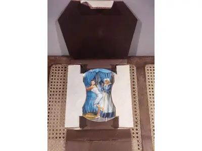 LOTE 296 - 01 PRATO O VENTO LEVOU  MAMMY LACING SCARLETT LINDO PRATO DE PORCELANA. ESTE É MAMMY LACING SCARLETT. ARTISTA RAYMOND KURSAR. ASSINADO NA FRENTE. QUINTA EDIÇÃO DE E O VENTO LEVOU 1982 EDWIN M KNOWLES. AUTORIZADO PELA MGM - EDIÇÃO LIMITADA. SELZNICK. PRATO BRADEX #84-K41-3.5. TODAS AS INFORMAÇÕES NO VERSO DO PRATO. TEM TODA A PAPELADA E CAIXA ORIGINAL. A CAIXA ORIGINAL ESTÁ EM BOAS CONDIÇÕES. PRATO EM PERFEITAS CONDIÇÕES. VIVIAN LEIGH E HATTIE MCDANIEL. MAMMY ESTÁ PREPARANDO SCARLETT PARA O GRANDE CHURRASCO DE 12 OAKS. LINDO QUARTO AZUL COM LUXUOSOS DETALHES DOURADOS. SCARLETT EM SEU ESPARTILHO. ESTE PRATO DE EDIÇÃO LIMITADA ESTÁ EM EXCELENTES CONDIÇÕES NA EMBALAGEM ORIGINAL E FOLHETO SERIA UMA ADIÇÃO FABULOSA À SUA COLEÇÃO. ESTES PRATOS SÃO EXTREMAMENTE COLECIONÁVEIS E NÃO SÃO MAIS FABRICADOS, O QUE OS TORNA UM BEM REALMENTE VALIOSO. VÊM COM UM CERTIFICADO DE AUTENTICIDADE E UM NÚMERO ÚNICO LIMITADO REGISTRADO PELO FABRICANTE.PEÇA COMPRADA EM GARAGEM DE ANTIGUIDADES NOS EUA. SUPORTE PARA PRATO NÃO INCLUÍDO NESTA VENDA.  (NO ESTADO) ATENÇÃO! FAZER A VISITAÇÃO ANTES DE ARREMATAR, NÃO SABEMOS SE FUNCIONA, LEILÃO NÃO TEM GARANTIA E NEM DEVOLUÇÃO, SUJEITO A POSSÍVEIS AVARIAS VISÍVEIS/OCULTAS E/OU AUSÊNCIA DE COMPONENTES.