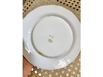 LOTE 165 - 01 PRATO COMEMORAÇÃO DE ANIVERSÁRIO 30 ANOS COM 19 CM DE DIÂMETRO  BORDAS A BANHO A OURO IMPORTADO JAPÃO, SUPORTE DO PRATO NÃO ESTÁ INCLUÍDO. ITEM COMPRADO EM GARAGENS DE ANTIGUIDADES NOS EUA. (NO ESTADO) ATENÇÃO! FAZER A VISITAÇÃO ANTES DE ARREMATAR, NÃO SABEMOS SE FUNCIONA, LEILÃO NÃO TEM GARANTIA E NEM DEVOLUÇÃO, SUJEITO A POSSÍVEIS AVARIAS VISÍVEIS/OCULTAS E/OU AUSÊNCIA DE COMPONENTES.