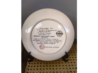 LOTE 149 - 01 RARO PRATO DE COLECIONADOR KNOWLES MINT DE 1983. COM 21,5 CM DE CUMPRIMENTO EDIÇÃO LIMITADA DA COLEÇÃO NORMAN ROCKWELL."MEETING ON THE PATH" "ENCONTRO NO CAMINHO", D, ROCKWELL SOCIETY NO VERSO DA PLACA. COM CERTIFICADO DE AUTENTICIDADE, EMBALAGEM ORIGINAL. LIMITADO A 100 DIAS DE PRODUÇÃO. ITEM COMPRADO EM GARAGENS DE ANTIGUIDADES NOS EUA.SUPORTE PARA PRATO NÃO INCLUÍDO NESTA VENDA. (NO ESTADO) ATENÇÃO! FAZER A VISITAÇÃO ANTES DE ARREMATAR, NÃO SABEMOS SE FUNCIONA, LEILÃO NÃO TEM GARANTIA E NEM DEVOLUÇÃO, SUJEITO A POSSÍVEIS AVARIAS VISÍVEIS/OCULTAS E/OU AUSÊNCIA DE COMPONENTES.