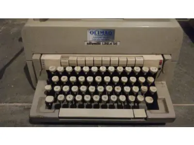 LOTE 435 - 01 MÁQUINA DE ESCREVER ANTIGA OLIVETTI  LINEA 98. (NO ESTADO) ATENÇÃO! FAZER A VISITAÇÃO ANTES DE ARREMATAR, NÃO SABEMOS SE FUNCIONA, LEILÃO NÃO TEM GARANTIA E NEM DEVOLUÇÃO, SUJEITO A POSSÍVEIS AVARIAS VISÍVEIS/OCULTAS E/OU AUSÊNCIA DE COMPONENTES.