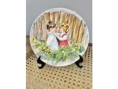 01 PRATO DE COLECIONADOR MARY VICKERS "SEJA MEU AMIGO", SÉRIE MINHAS MEMÓRIAS, WEDGWOOD Nº 2530A,PRATO DE COLECIONADOR AUTÊNTICO DA ARTISTA MARY VICKERS, COM 20 CM DE DIÂMETRO. PRIMEIRA EDIÇÃO DE UMA SÉRIE CHAMADA MINHAS MEMÓRIAS, A OBRA DE ARTE INTITULADA "SEJA MEU AMIGO" APRESENTA UMA JOVEM PEDINDO A AMIZADE DE OUTRA GAROTA,PRATO Nº 2530A FEITO EM UM PERÍODO DE QUEIMA ESTRITAMENTE LIMITADO A 100 DIAS, FABRICADO NA INGLATERRA EM WEDGWOOD QUEEN'S WARE.ITEM COMPRADO EM GARAGEM DE ANTIGUIDADES NOS EUA OBSERVAÇÃO: O SUPORTE DE MOSTRADO NAS FOTOS NÃO ESTÁ INCLUÍDO. (NO ESTADO) ATENÇÃO! FAZER A VISITAÇÃO ANTES DE ARREMATAR, NÃO SABEMOS SE FUNCIONA, LEILÃO NÃO TEM GARANTIA E NEM DEVOLUÇÃO, SUJEITO A POSSÍVEIS AVARIAS VISÍVEIS/OCULTAS E/OU AUSÊNCIA DE COMPONENTES.