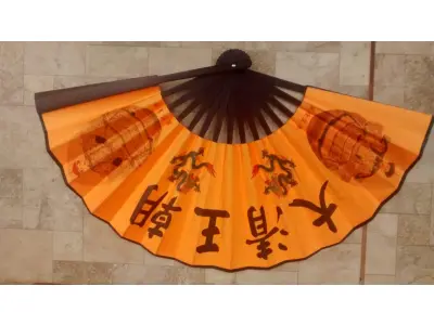 LOTE 303 - 01 LEQUE JAPÓNES ANTIGO GUARDADO A ANOS EM ÓTIMO ESTADO COM 32CM DE COMPRIMENTO. (NO ESTADO) ATENÇÃO! FAZER A VISITAÇÃO ANTES DE ARREMATAR, NÃO SABEMOS SE FUNCIONA, LEILÃO NÃO TEM GARANTIA E NEM DEVOLUÇÃO, SUJEITO A POSSÍVEIS AVARIAS VISÍVEIS/OCULTAS E/OU AUSÊNCIA DE COMPONENTES.