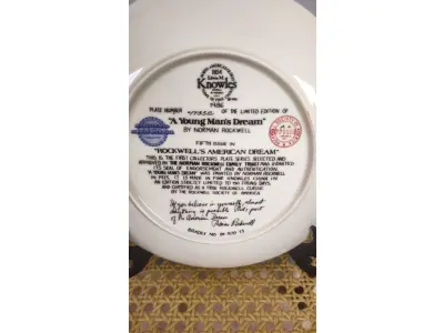 LOTE 185 - 01 PRATO SONHO DE UM JOVEM, QUINTO NA SÉRIE ROCKWELL AMERICAN DREAM, PRATO DE EXPOSIÇÃO VINTAGE, 1986,PLACA DA EDWIN KNOWLES CHINA COMPANY, NÚMERO 14027B  GUARDADO A ANOS.CAIXA ORIGINAL + CERTIFICADO DE AUTORIZAÇÃO + BROCHURA INFORMATIVA PARA ESTA PLACA DE COLECIONADOR DA SÉRIE DE PLACAS DA COLEÇÃO ROCKWELL'S AMERICAN DREAM (BRADFORD EXCHANGE) DO ARTISTA NORMAN ROCKWELL. THE EDWARD M. KNOWLES CHINA COMPANY. ROCKWELL SOCIETY OF AMERICA. AS EDIÇÕES FORAM LIMITADAS A UM MÁXIMO DE 150 DIAS DE QUEIMA. A PLACA ESTÁ EM PERFEITAS CONDIÇÕES, SEM USO E SEM EXPOSIÇÃO. COM  21 CM DE DIÂMETRO. 1986. BRADEX Nº 84-R70-7.5 ARTISTA: NORMAN ROCKWELL. ITEM COMPRADO EM GARAGENS DOS EUA. COM CERTIFICADO DE AUTENTICIDADE E SELO DE ORIGINALIDADE NO PRATO.O SUPORTE DO PRATO NÃO ESTÁ INCLUÍDO. (NO ESTADO) ATENÇÃO! FAZER A VISITAÇÃO ANTES DE ARREMATAR, NÃO SABEMOS SE FUNCIONA, LEILÃO NÃO TEM GARANTIA E NEM DEVOLUÇÃO, SUJEITO A POSSÍVEIS AVARIAS VISÍVEIS/OCULTAS E/OU AUSÊNCIA DE COMPONENTES.