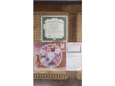 LOTE 151 - 01 PRATO DE PORCELANA VINTAGE BRADFORD EXCHANGE DE 1995, COLECIONADOR, COMO NOVO, SISTERS ARE BLOSSOMS, KINDRED MOMENTS,NUMERADO 2344 A. ESTE BELO PRATO DE COLECIONADOR INTITULADO "SISTERS ARE BLOSSOMS" DE CHANTAL POULIN É UMA PEÇA DE ÉPOCA DO FINAL DO SÉCULO XX. FEITO DE PORCELANA COM UM DESIGN MULTICOLORIDO, ESTE PRATO É UM COMPLEMENTO PERFEITO PARA QUALQUER COLEÇÃO DECORATIVA. O PRATO FOI PRODUZIDO COM TÉCNICAS DE CERÂMICA NOS ESTADOS UNIDOS E É VINTAGE, SEM MODIFICAÇÕES. A BRADFORD EXCHANGE PRODUZIU ESTE PRATO COM UM ESTILO DE PRODUÇÃO DE CERÂMICA ARTÍSTICA. ESTE PRATO É PERFEITO PARA COLECIONADORES DE ITENS DECORATIVOS E É UM ITEM ESSENCIAL PARA QUEM APRECIA A BELEZA DE PRATOS VINTAGE. CAIXA ORIGINAL E CERTIFICADO DE AUTENTICIDADE DA PEÇA  O PRATO MEDE 21,5 CM DE DIÂMETRO.   ITEM COMPRADO EM GARAGENS DE ANTIGUIDADES NOS EUA.SUPORTE PARA PRATO NÃO INCLUÍDO NESTA VENDA. (NO ESTADO) ATENÇÃO! FAZER A VISITAÇÃO ANTES DE ARREMATAR, NÃO SABEMOS SE FUNCIONA, LEILÃO NÃO TEM GARANTIA E NEM DEVOLUÇÃO, SUJEITO A POSSÍVEIS AVARIAS VISÍVEIS/OCULTAS E/OU AUSÊNCIA DE COMPONENTES.