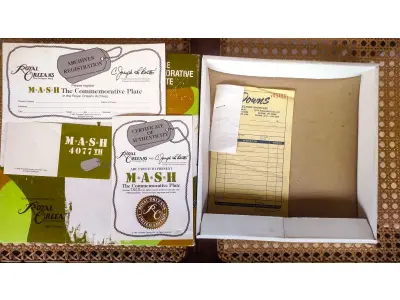 LOTE 120 - 01 LINDO PRATO DE COLECIONADOR MASH 4077ª EDIÇÃO ÚLTIMA TEMPORADA DA SÉRIE DE TELEVISÃO MASH, LIMITADA NA CAIXA ORIGINAL. COM  21,5 CM DE DIÂMETRO, FABRICADO EM 1982 PELA ROYAL ORLEANS PARA A TWENTIETH CENTURY-FOX. UM PRATO MUITO BONITO. NO VERSO, HÁ UMA LISTA COM O NOME DOS ATORES. DISTRIBUÍDO EXCLUSIVAMENTE PELA ROYAL ORLEANS, NOVA ORLEANS, LA. COM CERTIFICADO DE AUTENTICIDADE E DOCUMENTOS. ITEM COMPRADO E GARAGENS DE ANTIGUIDADES NOS EUA. SUPORTE PARA PRATO NÃO INCLUÍDO NESTA VENDA. (NO ESTADO) ATENÇÃO! FAZER A VISITAÇÃO ANTES DE ARREMATAR, NÃO SABEMOS SE FUNCIONA, LEILÃO NÃO TEM GARANTIA E NEM DEVOLUÇÃO, SUJEITO A POSSÍVEIS AVARIAS VISÍVEIS/OCULTAS E/OU AUSÊNCIA DE COMPONENTES.