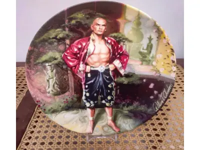 LOTE 331 - 01 ADORADO PRATO DE COLECIONADOR INTITULADO "UM ENIGMA" É UM PRATO DE COLECIONADOR DE EDIÇÃO LIMITADA DA SÉRIE  "THE KING AND" "EM PORTUGUES O REI E EU", DE KNOWLES.PINTADO À MÃO POR WILLIAM CHAMBERS. VENDIDO APENAS POR 150 DIAS E LOGO FOI ENCERRADA AS VENDAS NOS EUA. EM 1980.O PRATO MEDE APROXIMADAMENTE 21 CM E ESTÁ EM EXCELENTE ESTADO.NÚMERO DO PRATO: 771B.COM CAIXA E CERTIFICADO, MANTIDO EM CASA LIVRE DE FUMO.PEÇA COMPRADA EM GARAGEM DE ANTIGUIDADES NOS EUA. “SUPORTE PARA PRATO NÃO INCLUÍDO NESTA VENDA.” . (NO ESTADO) ATENÇÃO! FAZER A VISITAÇÃO ANTES DE ARREMATAR, NÃO SABEMOS SE FUNCIONA, LEILÃO NÃO TEM GARANTIA E NEM DEVOLUÇÃO, SUJEITO A POSSÍVEIS AVARIAS VISÍVEIS/OCULTAS E/OU AUSÊNCIA DE COMPONENTES.