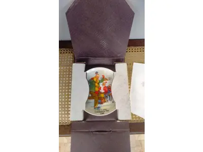 01 PRATO COLECIONÁVEL "THE CSATARI GRANDPARENTS" PRATO DOS AVÓS DE KNOWLES, DE 1980, POR JOSEPH CSATARI.COM 21,5 DE DIAMETRO. É UM PRATO DE EDIÇÃO LIMITADA Nº 10903C. ESTA É A ÚNICA EDIÇÃO DA COLEÇÃO. PINTADA POR: JOSEPH CSATARI."THE SKATING LESSON" "EM PORTUGUES A AULA DE PATINAÇÃO" TAMBÉM É ASSINADA NA FRENTE POR JOSEPH CSATARI. FOI CONCLUÍDA EM 1981 POR KNOWLES. O BRADEX Nº: 84-K.41-4.2. KNOWLES FABRICAVA NA EPOCA  MUITOS PRATOS COLECIONÁVEIS ​​E É A MARCA MAIS ANTIGA DA AMÉRICA NA CHINA FINA - DESDE 1854. ESTE LINDO PRATO ESTÁ NA CASA DOS AVÓS TENDO HORA DA HISTÓRIA ENQUANTO O VOVÔ DORME. OS GRÁFICOS E AS CORES SÃO LINDOS - VERMELHO, AMARELO, BRANCO, CINZA, ROSA, BEGE, VERDE, AZUL, MARROM E PRETO, TORNANDO ESTE PRATO COLECIONÁVEL CAPAZ DE CABER EM QUALQUER CÔMODO COM QUALQUER DECORAÇÃO.EM EXCELENTE ESTADO. O SUPORTE DO PRATO NÃO ESTÁ INCLUÍDO. PEÇA COMPRADA EM GARAGEM DE ANTIGUIDADES NOS EUA. SUPORTE PARA PRATO NÃO INCLUÍDO NESTA VENDA. (NO ESTADO) ATENÇÃO! FAZER A VISITAÇÃO ANTES DE ARREMATAR, NÃO SABEMOS SE FUNCIONA, LEILÃO NÃO TEM GARANTIA E NEM DEVOLUÇÃO, SUJEITO A POSSÍVEIS AVARIAS VISÍVEIS/OCULTAS E/OU AUSÊNCIA DE COMPONENTES.