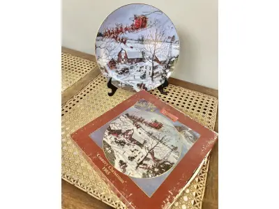 LOTE 135 - 01 RARO PRATO DE NATAL COUNTRY LOWELL DAVIS DE 1985, LANÇADO NOS EUA COM APENAS 7,500 PRATOS LANÇADOS  ESSE PRATO E O NÚMERO 119 DE 7500 DA TIRAGEM COM 21,5 CM DE DIÂMETRO. COM CAIXA E CERTIFICADO DE AUTENTICIDADE E ACOMPANHA LP DO MESMO. BELA PEÇA E RARA. ITEM COMPRADO EM GARAGENS DE ANTIGUIDADES NOS EUA.SUPORTE PARA PRATO NÃO INCLUÍDO NESTA VENDA. (NO ESTADO) ATENÇÃO! FAZER A VISITAÇÃO ANTES DE ARREMATAR, NÃO SABEMOS SE FUNCIONA, LEILÃO NÃO TEM GARANTIA E NEM DEVOLUÇÃO, SUJEITO A POSSÍVEIS AVARIAS VISÍVEIS/OCULTAS E/OU AUSÊNCIA DE COMPONENTES.