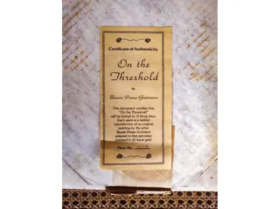 LOTE 326 - 01  PRATO "MOMENTOS ESPECIAIS" DE BESSIE PEASE GUTMANN. PRATO DE COLECIONADOR DE EDIÇÃO LIMITADA.PORCELANA FINA COM ACABAMENTO EM OURO 23 QUILATES. ACOMPANHA CERTIFICADO DE AUTENTICIDADE E CAIXA. ESTE É UM BELO PRATO INTITULADO "ON THE THRESHOLD", " EM PORTUGUES O LIMIAR"DE BESSIE PEASE GUTMANN. FOI FEITO PELA WOODMERE CHINA EM NEW CASTLE, PENSILVÂNIA. ESTÁ EM PERFEITAS CONDIÇÕES, SEM LASCAS, RACHADURAS OU ARRANHÕES. ESTE É UM PRATO DE EDIÇÃO LIMITADA, NUMERADO 1078 PRATO MEDE 23,2 CM DE DIÂMETRO.PEÇA COMPRADA EM GARAGEM DE ANTIGUIDADES NOS EUA. “SUPORTE PARA PRATO NÃO INCLUÍDO NESTA VENDA.” . (NO ESTADO) ATENÇÃO! FAZER A VISITAÇÃO ANTES DE ARREMATAR, NÃO SABEMOS SE FUNCIONA, LEILÃO NÃO TEM GARANTIA E NEM DEVOLUÇÃO, SUJEITO A POSSÍVEIS AVARIAS VISÍVEIS/OCULTAS E/OU AUSÊNCIA DE COMPONENTES.