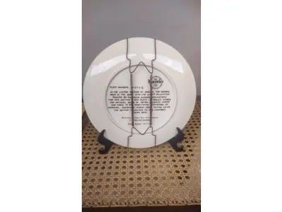 01 POR KNOWLES "ASHLEY" E O VENTO LEVOU DA FINE CHINA, A PLACA DE COLECIONADOR FOI CRIADA EM 1978. É UMA EDIÇÃO LIMITADA DESTA SÉRIE E O VENTO LEVOU. ESTE PRATO NUNCA FOI EXPOSTO E ESTÁ EM PERFEITAS CONDIÇÕES, PEÇA GUARADA A ANOS, COM TODA A EMBALAGEM ORIGINAL E COA, CERTIFICADO DE AUTENTICIDADE FOLHETO. BRADEX NO. 84-41-3.2. PRATO DE NUMERO 15296 E. ESTE PRATO DE COLECIONADOR NÃO É APENAS UM OBJETO DECORATIVO, MAS UMA PEÇA DE HISTÓRIA DA ARTE, PERFEITA PARA EXIBIR EM QUALQUER CASA. COM 21 CM DE DIÂMETRO EDIÇÃO LIMITADA,PEÇA COMPRADA EM GARAGEM DE ANTIGUIDADES NOS EUA. SUPORTE PARA PRATO NÃO INCLUÍDO NESTA VENDA. (NO ESTADO) ATENÇÃO! FAZER A VISITAÇÃO ANTES DE ARREMATAR, NÃO SABEMOS SE FUNCIONA, LEILÃO NÃO TEM GARANTIA E NEM DEVOLUÇÃO, SUJEITO A POSSÍVEIS AVARIAS VISÍVEIS/OCULTAS E/OU AUSÊNCIA DE COMPONENTES.