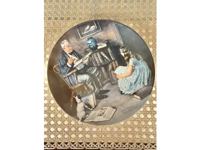 01 PRATO VINTAGE NORMAN ROCKWELL DE 1984. INTITULA-SE "THE STORYTELLER" (O CONTADOR DE HISTÓRIAS). É FEITO EM PORCELANA FINA KNOWLES. É O OITAVO DA COLEÇÃO ROCKWELL HERITAGE. FABRICADO EM EDIÇÃO LIMITADA, PERMANENTEMENTE FECHADO EM 1984 PELA KNOWLES E CERTIFICADO COMO UM "VERDADEIRO CLÁSSICO ROCKWELL" PELA ROCKWELL SOCIETY OF AMERICA. É MARCADO COM O NÚMERO BRADEX 84-R70-3.8. É MARCADO COM O NÚMERO DE PLACA C 8167O.SUPORTE DO PRATO NÃO ESTÁ INCLUÍDO. ITEM COMPRADO EM GARAGENS DE ANTIGUIDADES NOS EUA. (NO ESTADO) ATENÇÃO! FAZER A VISITAÇÃO ANTES DE ARREMATAR, NÃO SABEMOS SE FUNCIONA, LEILÃO NÃO TEM GARANTIA E NEM DEVOLUÇÃO, SUJEITO A POSSÍVEIS AVARIAS VISÍVEIS/OCULTAS E/OU AUSÊNCIA DE COMPONENTES.