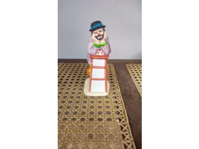 01 ESTATUETA DE PALHAÇO DE CERÂMICA VINTAGE DA COLEÇÃO FLAMBRO DE EMMETT KELLY JR. PAÍS/REGIÃO DE FABRICAÇÃO TAIWAN. ESTA ESTATUETA DO EMMETT KELLY JR. APRESENTA UM PALHAÇO SEGURANDO O ROSTO ENTRE AS MÃOS. ORIGINAL. EXCELENTE ESTADO, SEM LASCAS, RACHADURAS EM ÓTIMO ESTADO PEÇA RARA ITEM LANÇADOS ANOS 90 NOS EUA  CM DE ALTURA E UMA BASE DE 15 ​​CM. COM  SUA ASSINATURA NA PARTE INFERIOR JUNTO COM "EXCLUSIVAMENTE DA FLAMBRO EMPRESA FAMOSA NOS EUA DECADA DE 90, COMPRADAS EM LOJAS DE ANTIGUIDADES DOS EUA. (NO ESTADO) ATENÇÃO! FAZER A VISITAÇÃO ANTES DE ARREMATAR, NÃO SABEMOS SE FUNCIONA, LEILÃO NÃO TEM GARANTIA E NEM DEVOLUÇÃO, SUJEITO A POSSÍVEIS AVARIAS VISÍVEIS/OCULTAS E/OU AUSÊNCIA DE COMPONENTES.
