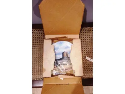 01 RARO PRATO PORCELANA DA COLEÇÃO CELEIROS AMERICANOS EM EXTINÇÃO FRANCISCANA DA HISTORIC PROVIDENCE MINT WORLD PREMIER FIRST EDITION, DE 1983, DA SÉRIE THE VANISHING AMERICAN BARN, DA HARRIS HIEN, A SEGUNDA EDIÇÃO DA SÉRIE, INTITULADA "ROUND  BARN". EM PORTUGUES “CELEIRO REDONDO” O PRATO APRESENTA UMA REPRESENTAÇÃO ÚNICA, DETALHADA E COLORIDA DE UM TIPO DE CELEIRO AMERICANO, SITUADO EM UM CENÁRIO DE FAZENDA DE DIFERENTES REGIÕES DO PAÍS, COM DETALHES DOURADOS NA BORDA. ESTAMPADAS NA PARTE INFERIOR COM O NOME DA SÉRIE, TÍTULO, ASSINATURA IMPRESSA DO ARTISTA E A MARCA THE HISTORIC PROVIDENCE MINT, E MEDEM APROXIMADAMENTE 21,8 CM DE DIÂMETRO. EM EXCELENTE ESTADO, POSSUI A CAIXA ORIGINAL E OS DOCUMENTOS. O SUPORTE DO PRATO NÃO ESTÁ INCLUÍDO. PEÇA COMPRADA EM GARAGEM DE ANTIGUIDADES NOS EUA. SUPORTE PARA PRATO NÃO INCLUÍDO NESTA VENDA. (NO ESTADO) ATENÇÃO! FAZER A VISITAÇÃO ANTES DE ARREMATAR, NÃO SABEMOS SE FUNCIONA, LEILÃO NÃO TEM GARANTIA E NEM DEVOLUÇÃO, SUJEITO A POSSÍVEIS AVARIAS VISÍVEIS/OCULTAS E/OU AUSÊNCIA DE COMPONENTES.