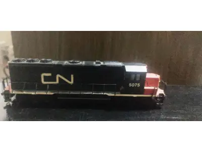 LOTE 146 - 01 RARA LOCOMOTIVA A DIESEL ATHEARN HO SCALE CANADIAN NATIONAL CN #5012 COM 20 CM DE CUMPRIMENTO, ITEM COMPRADO EM GARAGENS DE ANTIGUIDADES NOS EUA. (NO ESTADO) ATENÇÃO! FAZER A VISITAÇÃO ANTES DE ARREMATAR, NÃO SABEMOS SE FUNCIONA, LEILÃO NÃO TEM GARANTIA E NEM DEVOLUÇÃO, SUJEITO A POSSÍVEIS AVARIAS VISÍVEIS/OCULTAS E/OU AUSÊNCIA DE COMPONENTES.