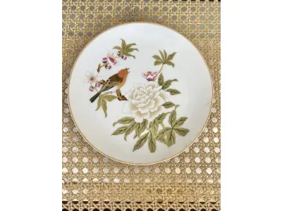 01 RARO PRATO IMPORTADO - "JARDIM CHINÊS" COM PÁSSARO E FLORES - FABRICADO NO JAPÃO NA DÉCADA DE 70. COM 19 CM DE DIÂMETRO, COM DESIGN ORIGINAL DO SHAFFORD JAPAN CHINESE GARDEN TORNANDO ESTE PRATO UMA ÓTIMA OPÇÃO DE PRESENTE OU UM BELO ITEM PARA COLECIONADORES. SUPORTE DO PRATO NÃO ESTÁ INCLUÍDO. ITEM COMPRADO EM GARAGENS DE ANTIGUIDADES NOS EUA. (NO ESTADO) ATENÇÃO! FAZER A VISITAÇÃO ANTES DE ARREMATAR, NÃO SABEMOS SE FUNCIONA, LEILÃO NÃO TEM GARANTIA E NEM DEVOLUÇÃO, SUJEITO A POSSÍVEIS AVARIAS VISÍVEIS/OCULTAS E/OU AUSÊNCIA DE COMPONENTES.