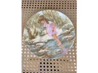 LOTE 314 - 01 PRATO DE COLECIONADOR SÉRIE PARECE QUE FOI ONTEM "SEEMS LIKE YESTERDAY" "EM PORTUGUES PARECE QUE FOI ONTEM"" PRODUZIDA EM EDIÇÃO LIMITADA POR APENAS 10 DIAS DE DISTRIBUIÇÃO E LOGO FECHADO PARA SEMPRE. PRATO DE NUMERO 6219C .PLACA DE COLECIONADOR B0Y RUSTY MONEY ESSA PEÇA FOI AUTOGRAFADA À MÃO PELO ARTISTA NA EPOCA DE LANÇAMENTO DOS PRATOS NOS EUA EM 30/03/1983. APRESENTA UMA CENA IT"" DA RUSTY MONEY, 3ª EDIÇÃO. E FOI FABRICADO ENTRE 1980 E 1989. É PERFEITO PARA COLECIONADORES DE ITENS DECORATIVOS AMERICANOS, ESPECIALMENTE PARA AQUELES INTERESSADOS EM PRATOS DE COLECIONADOR. EMITIDO PELA RJ ERNST ENTERPRISES. ACOMPANHA O CERTIFICADO DE AUTENTICIDADE NA CAIXA ORIGINAL. COM 22 CM DE DIÂMETRO. PEÇA COMPRADA EM GARAGEM DE ANTIGUIDADES NOS EUA. “SUPORTE PARA PRATO NÃO INCLUÍDO NESTA VENDA.” . (NO ESTADO) ATENÇÃO! FAZER A VISITAÇÃO ANTES DE ARREMATAR, NÃO SABEMOS SE FUNCIONA, LEILÃO NÃO TEM GARANTIA E NEM DEVOLUÇÃO, SUJEITO A POSSÍVEIS AVARIAS VISÍVEIS/OCULTAS E/OU AUSÊNCIA DE COMPONENTES.