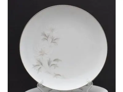 LOTE 162 - 01 PRATOS JAPONESES DA FAMOSA MARCA JAPONESA NORITAKE  PORCELANA JAPONESA  SÃO  12  PRATOS DE DECORAÇÃO POLICROMA COM MOTIVO FLORAL SOBRE FUNDO BRANCO. BORDA COM FRISO PRATEADO. DIÂMETRO 27 CM DE DIAMETRO.SUPORTE PARA PRATO NÃO INCLUÍDO NESTA VENDA. (NO ESTADO) ATENÇÃO! FAZER A VISITAÇÃO ANTES DE ARREMATAR, NÃO SABEMOS SE FUNCIONA, LEILÃO NÃO TEM GARANTIA E NEM DEVOLUÇÃO, SUJEITO A POSSÍVEIS AVARIAS VISÍVEIS/OCULTAS E/OU AUSÊNCIA DE COMPONENTES.