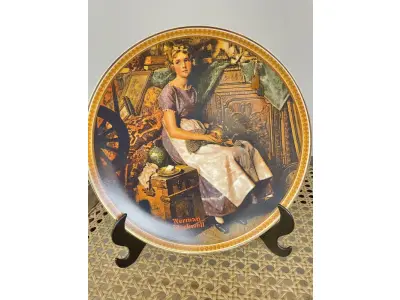 LOTE 266 - 01 LINDO PRATO VINTAGE NORMAN ROCKWELL DE 1984, "DREAMING IN THE ATTIC".EM PORTUGUES SONHANDO NO SÓTÃO. EDIÇÃO LIMITADA NUMERADA 7838P EDWIN M. KNOWLES. LIMITADO A 150 DIAS DE QUEIMA E CERTIFICADO COMO UM VERDADEIRO CLÁSSICO ROCKWELL CLASSIC. CERTIFICADO DE AUTENTICIDADE INCLUSO. COM 21,5 CM DE DIAMETRO. COM CERTIFICADO DE AUTENTICIDADE. SUPORTE DO PRATO NÃO ESTÁ INCLUÍDO. ITEM COMPRADO EM GARAGENS DE ANTIGUIDADES NOS EUA. (NO ESTADO) ATENÇÃO! FAZER A VISITAÇÃO ANTES DE ARREMATAR, NÃO SABEMOS SE FUNCIONA, LEILÃO NÃO TEM GARANTIA E NEM DEVOLUÇÃO, SUJEITO A POSSÍVEIS AVARIAS VISÍVEIS/OCULTAS E/OU AUSÊNCIA DE COMPONENTES.