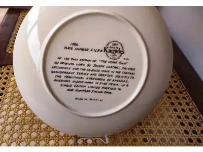 LOTE 329 - 01 PRATO DOS AVÓS CSATARI" PRATO DE COLECIONADOR KNOWLES * DE 1986 JOSEPH CSATARI MAIS ANTIGO DE EDWIN M. NÚMERO DA PLACA 5163B COM 21 CM DE DIAMETRO. ÚNICA EDIÇÃO DE "THE HOME RUN " "EM PORTUGUES A CORRIDA EM CASA "UMA OBRA ORIGINAL DE JOSEPH CSATARI, PINTADA EXCLUSIVAMENTE PARA A QUARTA EDIÇÃO DA SÉRIE CSATARI GRANDPARENT E FEITA RIGOROSAMENTE SEGUNDO OS PADRÕES TRADICIONAIS DE KNOWLES, O NOME MAIS ANTIGO DA AMÉRICA EM PORCELANA FINA, EM UMA ÚNICA EDIÇÃO LIMITADA E FECHADA PARA SEMPRE A CEM DIAS DE QUEIMA DE ESTOQUE . BRADEN NO. 84-K-41-47.COM CAIXA E CERTIFICADO E FOLHETOS  ORIGINAIS.PEÇA COMPRADA EM GARAGEM DE ANTIGUIDADES NOS EUA. SUPORTE PARA PRATO NÃO INCLUÍDO NESTA VENDA. (NO ESTADO) ATENÇÃO! FAZER A VISITAÇÃO ANTES DE ARREMATAR, NÃO SABEMOS SE FUNCIONA, LEILÃO NÃO TEM GARANTIA E NEM DEVOLUÇÃO, SUJEITO A POSSÍVEIS AVARIAS VISÍVEIS/OCULTAS E/OU AUSÊNCIA DE COMPONENTES.