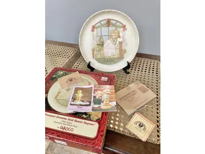 LOTE 133 - 01 LINDO PRATO ENESCO BAS RELIEF DE 1994 DA COLEÇÃO MABEL LUCIE ATWELL EM BAIXO RELEVO PINTADO A MÃO, EDIÇÃO LIMITADA, COM UM TEMA "PLEASANT DREAMS AND SWEET REPOSE"," SONHOS AGRADAVEIS" DESIGN MULTICOLORIDO E PADRÃO DECORATIVO. FEITO DE CERÂMICA NA INDONÉSIA, COM 21,5 CM DE DIÂMETRO  PEÇA VINTAGE DO FINAL DO SÉCULO XX. A MARCA ENESCO É CONHECIDA POR SEUS PRATOS DE COLECIONADOR, E ESTE ITEM EM PARTICULAR FAZ PARTE DA FRANQUIA MABEL LUCIE ATWELL, ITEM RARO COM TODOS OS DOCUMENTOS, COMPRADO EM GARAGEM DE ANTIGUIDADES NOS EUA.SUPORTE PARA PRATO NÃO INCLUÍDO NESTA VENDA. (NO ESTADO) ATENÇÃO! FAZER A VISITAÇÃO ANTES DE ARREMATAR, NÃO SABEMOS SE FUNCIONA, LEILÃO NÃO TEM GARANTIA E NEM DEVOLUÇÃO, SUJEITO A POSSÍVEIS AVARIAS VISÍVEIS/OCULTAS E/OU AUSÊNCIA DE COMPONENTES.