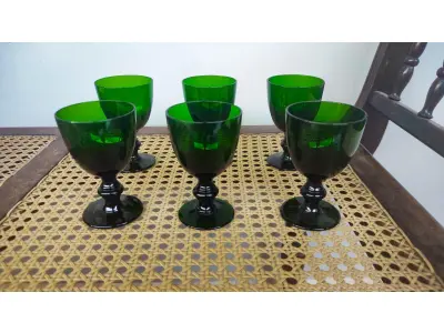 LOTE 154 - 01 LOTE COM BELÍSSIMAS TAÇAS DE PÉ ALTAS PARA VINHO, IMPORTADAS EXECUTADAS LOTE COM 6 TAÇAS NA TONALIDADE VERDE ESMERALDA 10 CM X 6,5 CM.  (NO ESTADO) ATENÇÃO! FAZER A VISITAÇÃO ANTES DE ARREMATAR, NÃO SABEMOS SE FUNCIONA, LEILÃO NÃO TEM GARANTIA E NEM DEVOLUÇÃO, SUJEITO A POSSÍVEIS AVARIAS VISÍVEIS/OCULTAS E/OU AUSÊNCIA DE COMPONENTES.