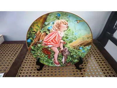 LOTE 283 - 01 PRATO DE COLECIONADOR VINTAGE "SUSAN'S WORLD", EDIÇÃO LIMITADA, DE 1983, DE NANCY TURNER. "SEGUNDA EDIÇÃO OFICIAL DA SÉRIE "CRIANÇAS DE VERDADE".PORCELANA FINA, 1983 THE BERTRAND COLLECTION LTD.  STRATFORD/NANCY TURNER LTD PLACA ED: O MUNDO DE SUSAN - JOVEM NA FLORESTA. VOCÊ ESTÁ DANDO UM LANCE EM UMA PLACA DE EDIÇÃO LIMITADA EMITIDA PELA STRATFORD COLLECTION, LTD., CRIADA A PARTIR DE UMA OBRA DE ARTE ORIGINAL DA ARTISTA NANCY TURNER, "O MUNDO DE SUSAN", DA COLEÇÃO DE PLACAS DE EDIÇÃO LIMITADA "REAL CHILDREN". A PLACA APRESENTA UMA LINDA GAROTINHA SENTADA NA FLORESTA. ESTA PLACA DE COLECIONADOR DE EDIÇÃO LIMITADA É FEITA APENAS PARA FINS DECORATIVOS; A PLACA TEM APROXIMADAMENTE 21 CM DE DIÂMETRO ; PLACA Nº 2458 EMITIDA EM 1983. SEGUNDA EDIÇÃO DA SÉRIE. A PLACA ESTÁ EM EXCELENTES CONDIÇÕES, COMO NOVA, SEM CORTES, RACHADURAS, RACHADURAS OU REPAROS. CORES LINDAS COM RIQUEZA DE DETALHES! COMPANHA O CERTIFICADO DE AUTENTICIDADE  E CAIXA.PEÇA COMPRADA EM GARAGEM DE ANTIGUIDADES NOS EUA. SUPORTE PARA PRATO NÃO INCLUÍDO NESTA VENDA. (NO ESTADO) ATENÇÃO! FAZER A VISITAÇÃO ANTES DE ARREMATAR, NÃO SABEMOS SE FUNCIONA, LEILÃO NÃO TEM GARANTIA E NEM DEVOLUÇÃO, SUJEITO A POSSÍVEIS AVARIAS VISÍVEIS/OCULTAS E/OU AUSÊNCIA DE COMPONENTES.