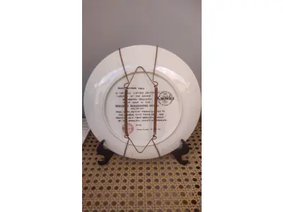 LOTE 193 - 01 RARO  PRATO VINTAGE DE COLECIONADOR DA BRADFORD EXCHANGE APRESENTA A ICÔNICA PINTURA DE NORMAN ROCKWELL "ESPERANDO NO BAILE". ESTÁ COM CERTIFICADO DE AUTENTICIDADE NOTAS DE COMPRAS DA ÉPOCA DATADA EM 12/07/1982 O PRATO TEM 21 CM DE DIÂMETRO E É FEITO DE PORCELANA COM UM DESIGN MULTICOLORIDO. FAZ PARTE DA COLEÇÃO MULHERES REDESCOBERTAS DE ROCKWELL E É UMA EDIÇÃO LIMITADA E NUMERADA.O PRATO FOI PRODUZIDO NO FINAL DO SÉCULO XX UTILIZANDO O ESTILO E A TÉCNICA DE PRODUÇÃO DE CERÂMICA ARTÍSTICA. FOI FABRICADO NOS ESTADOS UNIDOS E É UM COMPLEMENTO PERFEITO PARA QUALQUER COLEÇÃO DE PRATOS DECORATIVOS DE COLECIONADOR. O PRATO ESTÁ EM EXCELENTE ESTADO E SERIA UM ÓTIMO PRESENTE PARA QUALQUER FÃ DE NORMAN ROCKWELL OU DE PRATOS DE COLECIONADOR. O SUPORTE DO PRATO NÃO ESTÁ INCLUÍDO. (NO ESTADO) ATENÇÃO! FAZER A VISITAÇÃO ANTES DE ARREMATAR, NÃO SABEMOS SE FUNCIONA, LEILÃO NÃO TEM GARANTIA E NEM DEVOLUÇÃO, SUJEITO A POSSÍVEIS AVARIAS VISÍVEIS/OCULTAS E/OU AUSÊNCIA DE COMPONENTES.