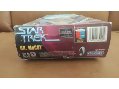 LOTE 132 - 01 RARO STAR TREK DR LEONARD MCCOY KB TOYS EXCLUSIVE 1998 EDITION NOVO LACARDO NA CAIXA ITEM COMPRADO E GARAGENS DE ANTIGUIDADES NOS EUA. (NO ESTADO) ATENÇÃO! FAZER A VISITAÇÃO ANTES DE ARREMATAR, NÃO SABEMOS SE FUNCIONA, LEILÃO NÃO TEM GARANTIA E NEM DEVOLUÇÃO, SUJEITO A POSSÍVEIS AVARIAS VISÍVEIS/OCULTAS E/OU AUSÊNCIA DE COMPONENTES.