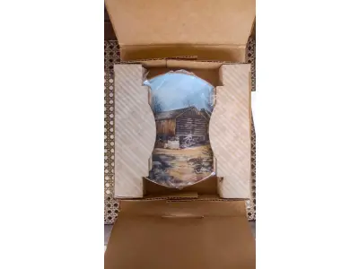 LOTE 183 - 01 RARO PRATO PORCELANA FRANCISCANA DA HISTORIC PROVIDENCE MINT WORLD PREMIER FIRST EDITION, DE 1983, DA SÉRIE THE VANISHING AMERICAN BARN, DA HARRIS HIEN, A SEGUNDA EDIÇÃO DA SÉRIE, INTITULADA "THE LOG BARN", NEW". O PRATO APRESENTA UMA REPRESENTAÇÃO ÚNICA, DETALHADA E COLORIDA DE UM TIPO DE CELEIRO AMERICANO, SITUADO EM UM CENÁRIO DE FAZENDA DE DIFERENTES REGIÕES DO PAÍS, COM DETALHES DOURADOS NA BORDA. ESTAMPADAS NA PARTE INFERIOR COM O NOME DA SÉRIE, TÍTULO, ASSINATURA IMPRESSA DO ARTISTA E A MARCA THE HISTORIC PROVIDENCE MINT, E MEDEM APROXIMADAMENTE 21,8 CM DE DIÂMETRO. EM EXCELENTE ESTADO, POSSUI A CAIXA ORIGINAL E OS DOCUMENTOS DE EPOCA NOTAS FISCAIS.O SUPORTE DO PRATO NÃO ESTÁ INCLUÍDO. . (NO ESTADO) ATENÇÃO! FAZER A VISITAÇÃO ANTES DE ARREMATAR, NÃO SABEMOS SE FUNCIONA, LEILÃO NÃO TEM GARANTIA E NEM DEVOLUÇÃO, SUJEITO A POSSÍVEIS AVARIAS VISÍVEIS/OCULTAS E/OU AUSÊNCIA DE COMPONENTES.