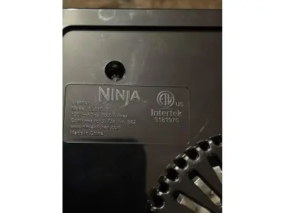 LOTE 142 - 01 LIQUIDIFICADOR COMPRADO EM LOJAS NOS EUA MARCA NINJA UMAS DAS MELHORES MARCAS DE ELETRO DOS EUA. MODELO BL810 1500 WATS, VEM COM UMA LÂMINA EXTRA USADO APENAS UMA VEZ PARA TESTES NOVISSIMO VOLTAGEM 127 VOLTS MUITO POTENTE. O LIQUIDIFICADOR VEM COM UMA LÂMINA EXTRA. (NO ESTADO) ATENÇÃO! FAZER A VISITAÇÃO ANTES DE ARREMATAR, NÃO SABEMOS SE FUNCIONA, LEILÃO NÃO TEM GARANTIA E NEM DEVOLUÇÃO, SUJEITO A POSSÍVEIS AVARIAS VISÍVEIS/OCULTAS E/OU AUSÊNCIA DE COMPONENTES.