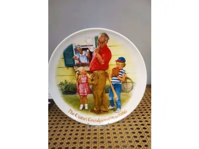 LOTE 329 - 01 PRATO DOS AVÓS CSATARI" PRATO DE COLECIONADOR KNOWLES * DE 1986 JOSEPH CSATARI MAIS ANTIGO DE EDWIN M. NÚMERO DA PLACA 5163B COM 21 CM DE DIAMETRO. ÚNICA EDIÇÃO DE "THE HOME RUN " "EM PORTUGUES A CORRIDA EM CASA "UMA OBRA ORIGINAL DE JOSEPH CSATARI, PINTADA EXCLUSIVAMENTE PARA A QUARTA EDIÇÃO DA SÉRIE CSATARI GRANDPARENT E FEITA RIGOROSAMENTE SEGUNDO OS PADRÕES TRADICIONAIS DE KNOWLES, O NOME MAIS ANTIGO DA AMÉRICA EM PORCELANA FINA, EM UMA ÚNICA EDIÇÃO LIMITADA E FECHADA PARA SEMPRE A CEM DIAS DE QUEIMA DE ESTOQUE . BRADEN NO. 84-K-41-47.COM CAIXA E CERTIFICADO E FOLHETOS  ORIGINAIS.PEÇA COMPRADA EM GARAGEM DE ANTIGUIDADES NOS EUA. SUPORTE PARA PRATO NÃO INCLUÍDO NESTA VENDA. (NO ESTADO) ATENÇÃO! FAZER A VISITAÇÃO ANTES DE ARREMATAR, NÃO SABEMOS SE FUNCIONA, LEILÃO NÃO TEM GARANTIA E NEM DEVOLUÇÃO, SUJEITO A POSSÍVEIS AVARIAS VISÍVEIS/OCULTAS E/OU AUSÊNCIA DE COMPONENTES.