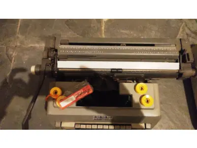 LOTE 435 - 01 MÁQUINA DE ESCREVER ANTIGA OLIVETTI  LINEA 98. (NO ESTADO) ATENÇÃO! FAZER A VISITAÇÃO ANTES DE ARREMATAR, NÃO SABEMOS SE FUNCIONA, LEILÃO NÃO TEM GARANTIA E NEM DEVOLUÇÃO, SUJEITO A POSSÍVEIS AVARIAS VISÍVEIS/OCULTAS E/OU AUSÊNCIA DE COMPONENTES.