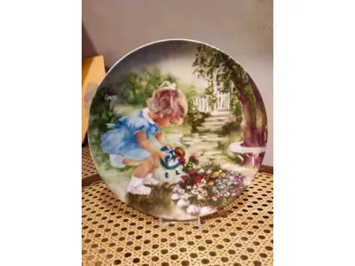 LOTE 312 - 01 PRATO DE COLECIONADOR SÉRIE PARECE QUE FOI ONTEM "STOP AND SMELL LIKE YESTERDAY" "EM PORTUGUES PARE E SINTA O CHEIRO DAS ROSA" PRODUZIDA EM EDIÇÃO LIMITADA POR APENAS 10 DIAS DE DISTRIBUIÇÃO E LOGO FECHADO PARA SEMPRE. PRATO DE NUMERO A 943.PLACA DE COLECIONADOR B0Y RUSTY MONEY ESSA PEÇA FOI AUTOGRAFA PELO  ARTISTA NA EPOCA DE LANÇAMETO DOS PRATOS NOS EUA. APRESENTA UMA CENA IT" DA RUSTY MONEY, 1ª EDIÇÃO. E FOI FABRICADO ENTRE 1980 E 1989. É PERFEITO PARA COLECIONADORES DE ITENS DECORATIVOS AMERICANOS, ESPECIALMENTE PARA AQUELES INTERESSADOS EM PRATOS DE COLECIONADOR. EMITIDO PELA RJ ERNST ENTERPRISES. ACOMPANHA O CERTIFICADO DE AUTENTICIDADE NA CAIXA ORIGINAL. COM 22 CM DE DIÂMETRO. PEÇA COMPRADA EM GARAGEM DE ANTIGUIDADES NOS EUA. “SUPORTE PARA PRATO NÃO INCLUÍDO NESTA VENDA.” . (NO ESTADO) ATENÇÃO! FAZER A VISITAÇÃO ANTES DE ARREMATAR, NÃO SABEMOS SE FUNCIONA, LEILÃO NÃO TEM GARANTIA E NEM DEVOLUÇÃO, SUJEITO A POSSÍVEIS AVARIAS VISÍVEIS/OCULTAS E/OU AUSÊNCIA DE COMPONENTES.