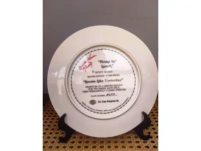 01 PRATO VILETTA FINE CHINA "HOME BY LUNCH" "EM PORTUGUES CASA NO ALMOÇO" EDIÇÃO LIMITADA, 2º EDIÇÃO  DA SÉRIE "SEEMS LIKE YESTERDAY". FABRICADO POR R.J. ERNST ENTERPRISES INC., ARTE POR RUSTY MONEY. 21 CM DE DIÂMETRO. PERFEITO NA CAIXA. DA DÉCADA DE  1982. PRATO DE NUMERO, 827A. ESTÁ EM PERFEITAS CONDIÇÕES, NA CAIXA E COM CERTIFICADO. EDIÇÃO LIMITADA DE LANÇAMENTOS POR APENAS 10  DIAS DE VENDAS NOS EUA NA DÉCADA DE 80.ITEM COMPRADO EM GARAGEM DE ANTIGUIDADES NOS EUA. SUPORTE PARA PRATO NÃO INCLUÍDO NESTA VENDA. (NO ESTADO) ATENÇÃO! FAZER A VISITAÇÃO ANTES DE ARREMATAR, NÃO SABEMOS SE FUNCIONA, LEILÃO NÃO TEM GARANTIA E NEM DEVOLUÇÃO, SUJEITO A POSSÍVEIS AVARIAS VISÍVEIS/OCULTAS E/OU AUSÊNCIA DE COMPONENTES.