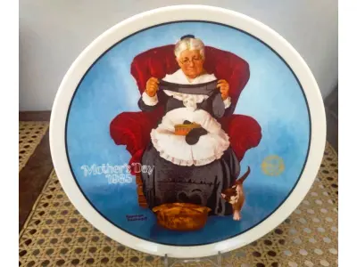 LOTE 322 - 01  PRATO DE COLECIONADOR PRIMEIRA EDIÇÃO LIMITADA DA NORMAN ROCKWELL CELEBRA O DIA DAS MÃES “ MENDING TIME”  “ EM PORTUGUES TEMPO DE CONSERTO" O PRATO DE CERÂMICA MULTICOLORIDO PRATO NUMERAO 17216 B APRESENTA UM DESIGN VINTAGE QUE EXPÕE A ARTE DA PRODUÇÃO DE CERÂMICA NO FINAL DO SÉCULO XX. O PRATO É PERFEITO PARA COLECIONADORES OU COMO UM PRESENTE ESPECIAL PARA ALGUÉM QUE APRECIA A CULTURA E A ARTE AMERICANAS. A TÉCNICA DE PRODUÇÃO DO PRATO É A CERÂMICA E ELE FOI FABRICADO NOS ESTADOS UNIDOS. COM SELAO DE ATUTENTICIDADE EM EXCELENTE ESTADO. O SUPORTE DO PRATO NÃO ESTÁ INCLUÍDO. PEÇA COMPRADA EM GARAGEM DE ANTIGUIDADES NOS EUA. COM CAIXA E CERTIFICADO DE AUTENTICIDADE ORIGINAL. SUPORTE PARA PRATO NÃO INCLUÍDO NESTA VENDA. (NO ESTADO) ATENÇÃO! FAZER A VISITAÇÃO ANTES DE ARREMATAR, NÃO SABEMOS SE FUNCIONA, LEILÃO NÃO TEM GARANTIA E NEM DEVOLUÇÃO, SUJEITO A POSSÍVEIS AVARIAS VISÍVEIS/OCULTAS E/OU AUSÊNCIA DE COMPONENTES.