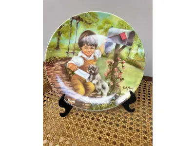 LOTE 278 - 01 PRATO DE COLECIONADOR SÉRIE PARECE QUE FOI ONTEM PLACA DE COLECIONADOR B0Y RUSTY MONEY APRESENTA UMA CENA COMOVENTE DE UM MENINO E SEU CACHORRO, COM O TEMA DE CORREIO, DA SÉRIE "IT'S GOT MY NAME ON IT" "EM PORTUGUES TEM MEU NOME NELE" DA RUSTY MONEY, 4ª EDIÇÃO. E FOI FABRICADO ENTRE 1980 E 1989. É PERFEITO PARA COLECIONADORES DE ITENS DECORATIVOS AMERICANOS, ESPECIALMENTE PARA AQUELES INTERESSADOS EM PRATOS DE COLECIONADOR. EMITIDO PELA RJ ERNST ENTERPRISES. ACOMPANHA O CERTIFICADO DE AUTENTICIDADE NA CAIXA ORIGINAL. COM 22 CM DE DIÂMETRO.PEÇA COMPRADA EM GARAGEM DE ANTIGUIDADES NOS EUA. SUPORTE PARA PRATO NÃO INCLUÍDO NESTA VENDA. (NO ESTADO) ATENÇÃO! FAZER A VISITAÇÃO ANTES DE ARREMATAR, NÃO SABEMOS SE FUNCIONA, LEILÃO NÃO TEM GARANTIA E NEM DEVOLUÇÃO, SUJEITO A POSSÍVEIS AVARIAS VISÍVEIS/OCULTAS E/OU AUSÊNCIA DE COMPONENTES.