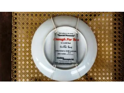 LOTE 141 - 01 PRATO DE COLECIONADOR "MOMENTOS ESPECIAIS" "ENOUGH FOR TWO" DE LUCELLE RAAD, 1983. PRATO DE PORCELANA "ENOUGH FOR TWO". TERCEIRA EDIÇÃO DA SÉRIE "MOMENTOS ESPECIAIS". "ENOUGH FOR TWO" DE LUCELLE RAAD. EDIÇÃO LIMITADA A 12.500 UNIDADES EM TODO O MUNDO. NÚMERO DO PRATO: 512. COM 21 CM DE DIAMETRO . TERCEIRO DA SÉRIE "MOMENTOS ESPECIAIS". MENINO COMPARTILHANDO SUA CASQUINHA DE SORVETE COM UM GATINHO. EXCELENTE ESTADO DE USO. SEM LASCAS OU RACHADURAS. VEM NA CAIXA ORIGINAL, COM CERTIFICADO DE AUTENTICIDADE.SUPORTE PARA PRATO NÃO INCLUÍDO NESTA VENDA. (NO ESTADO) ATENÇÃO! FAZER A VISITAÇÃO ANTES DE ARREMATAR, NÃO SABEMOS SE FUNCIONA, LEILÃO NÃO TEM GARANTIA E NEM DEVOLUÇÃO, SUJEITO A POSSÍVEIS AVARIAS VISÍVEIS/OCULTAS E/OU AUSÊNCIA DE COMPONENTES.