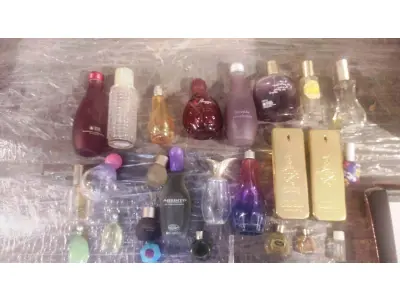 LOTE 423 - 01 LOTE COM FRASCOS PERFUMES ANTIGOS COLECIONÁVEIS. (NO ESTADO) ATENÇÃO! FAZER A VISITAÇÃO ANTES DE ARREMATAR, NÃO SABEMOS SE FUNCIONA, LEILÃO NÃO TEM GARANTIA E NEM DEVOLUÇÃO, SUJEITO A POSSÍVEIS AVARIAS VISÍVEIS/OCULTAS E/OU AUSÊNCIA DE COMPONENTES.